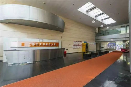 市中心写字楼出租，办公室装修简洁，交通便利，配套方便