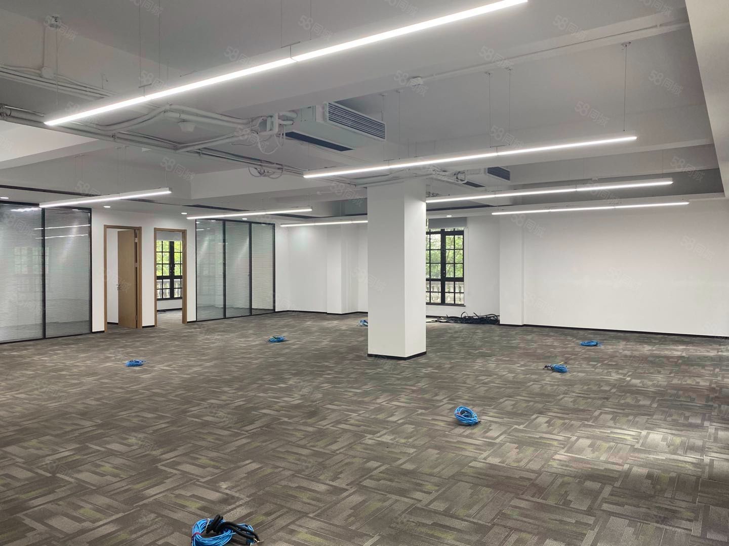 上海出租写字楼，高档办公楼装修交付，房型正，采光足