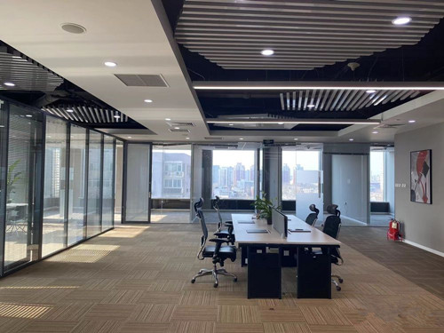 不是北京最贵的写字楼，但是办公室装修好，办公家具由国家做了质量鉴定