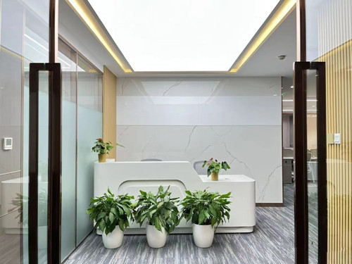 该北京租办公室可做联合办公空间，桌椅为办公家具定制厂家直销