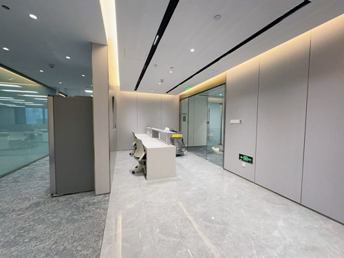 陆家嘴的上海写字楼出租，桌椅来自办公家具10大品牌之一的产品