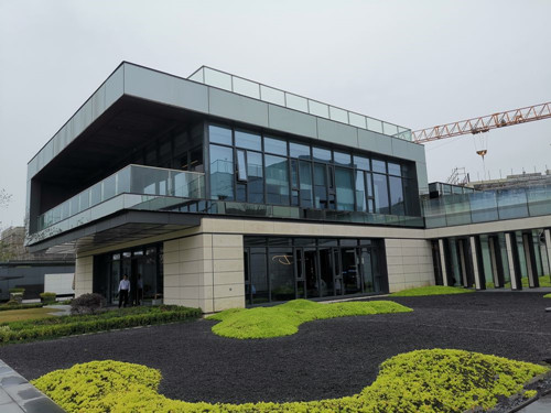 上海写字楼出售的毛坯房，可委托业主找办公楼装潢公司给施工