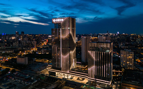 上海商务楼出租，在生活秀带，夜间办公楼点亮滨江双子塔