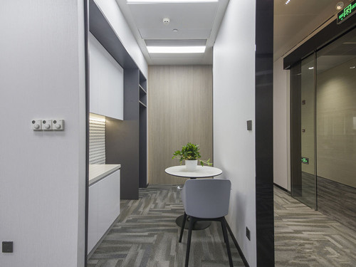 上海办公楼租赁信息，214平米商务楼都是高档办公家具公司产品。