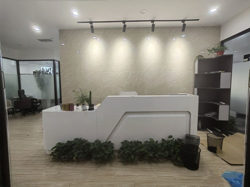 推荐一个上海写字楼租金价格便宜的高档办公楼，装修家具都有