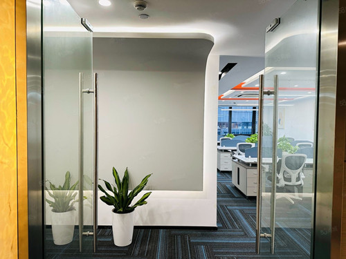 徐家汇中心大厦对面有180平米上海办公室出租，有办公桌和办公椅