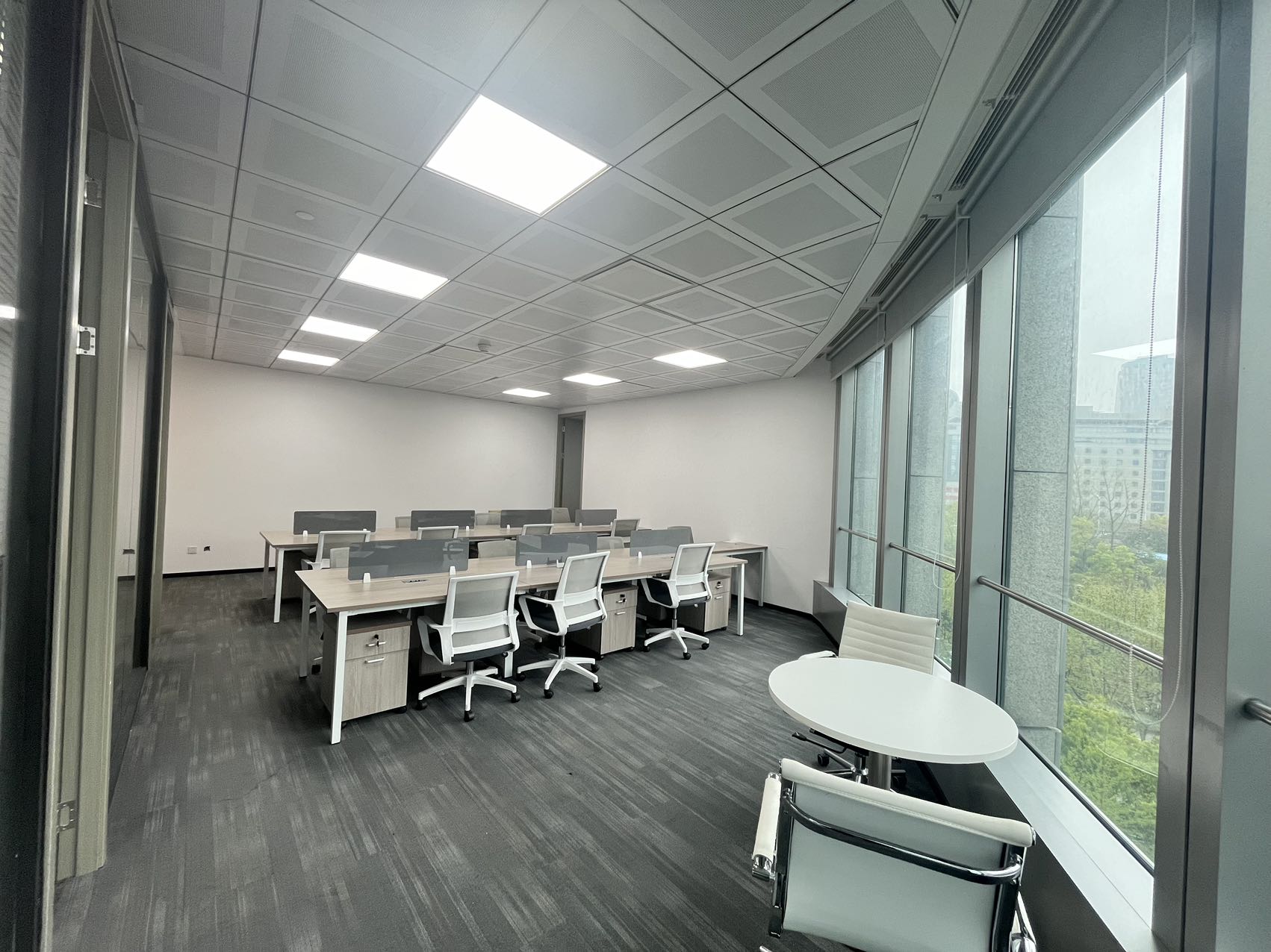 古北有上海办公室出租出售房源，青浦办公家具厂家提供的桌椅