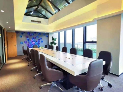 宝山美兰湖有上海写字楼出售，开发商协助上海办公家具城买桌椅