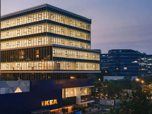 上海办公楼出租，业主协助租写字楼客户到办公家具城购买桌椅