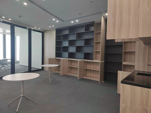 陆家嘴银城中路501号，精装修，而且还带办公家具等用品