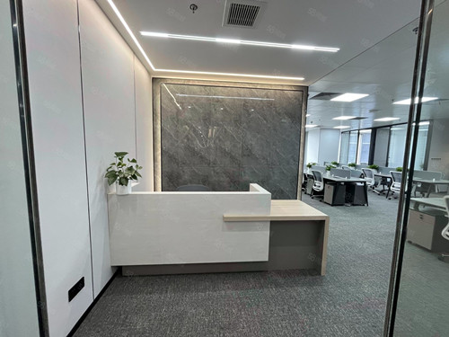 今天上海写字楼网给你推荐一套由神秘商务楼装饰公司施工的办公室