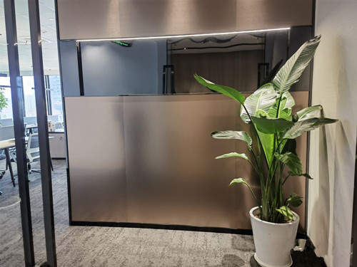 星光耀广场清一色用的是上海办公家具厂家定制桌椅，还是全新装修