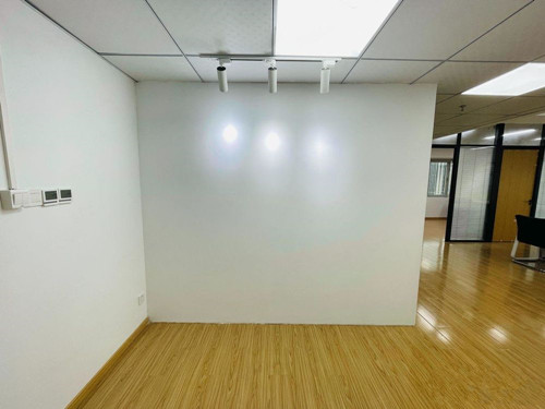 鸿运大厦与多家写字楼装修公司合作，确保上海办公室出租顺利进行