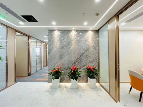 此房桌椅由北京办公家具公司提供，而且还是高级写字间装饰工程