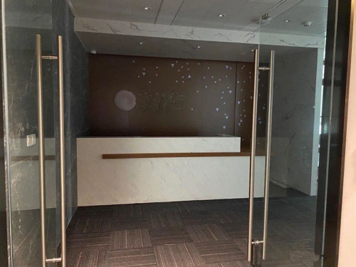 北外滩临江一线江景丨白玉兰广场写字间租赁丨办公家具公司精品桌椅