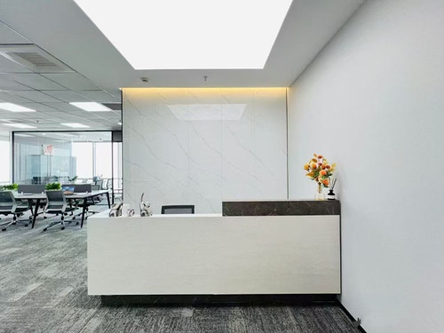 有一个就餐方便的上海写字楼出租房屋，内有超常规的办公家具